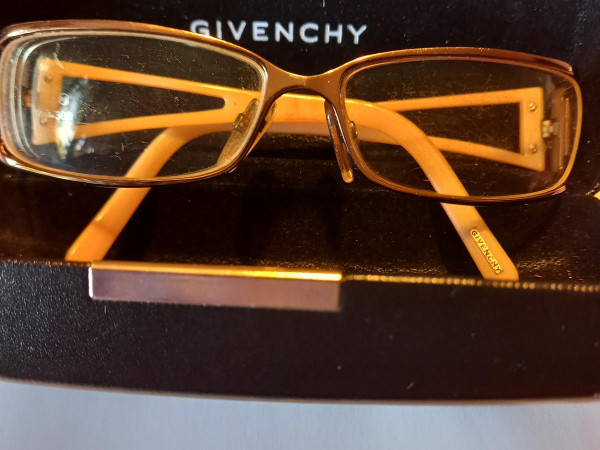 givenchy - VGV243S