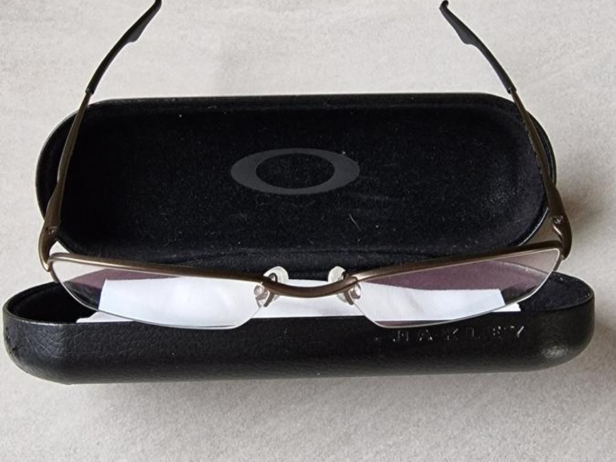 OAKLEY