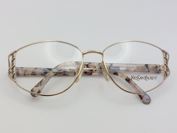 Second-hand vintage glasses for a timeless look