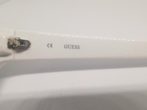 GUESS-GU7140