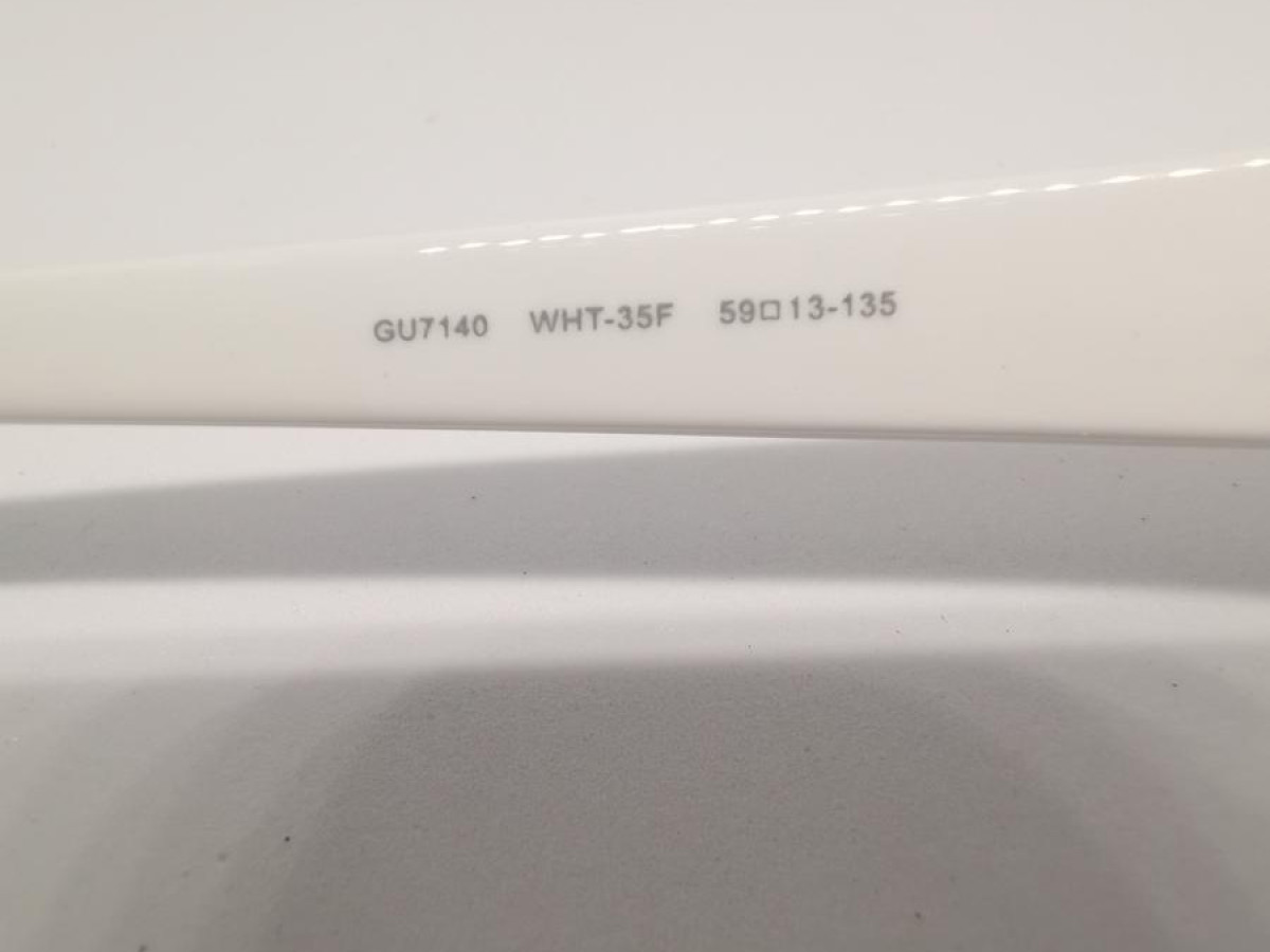 GUESS-GU7140