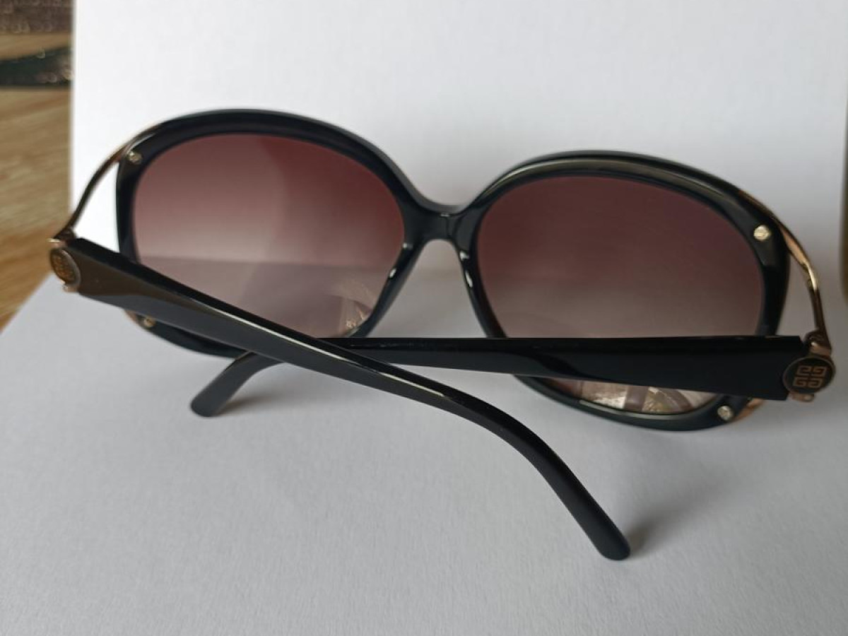 Givenchy-SGV762