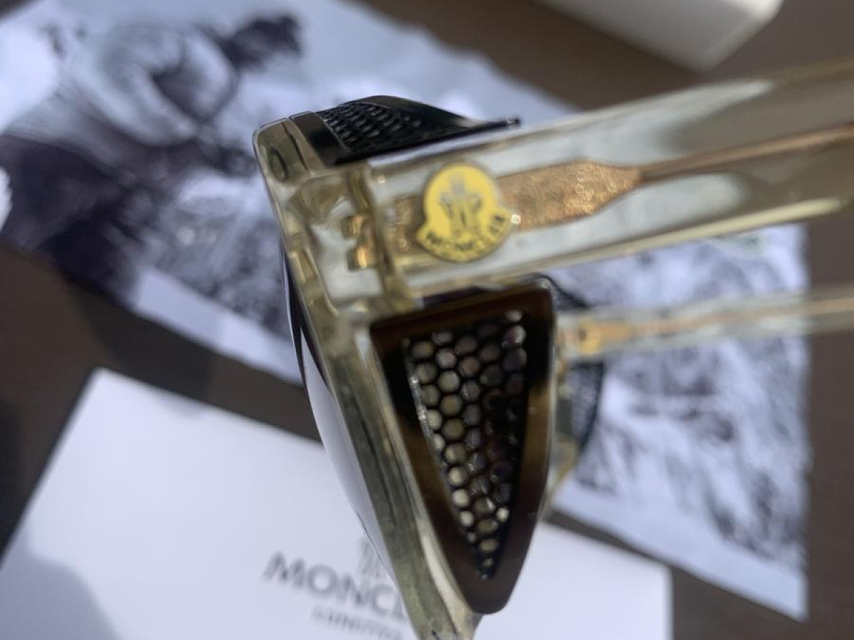 Moncler - AGEL