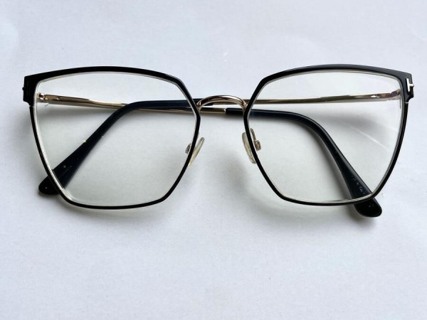 Second-hand Tom Ford glasses: modern glamour at affordable