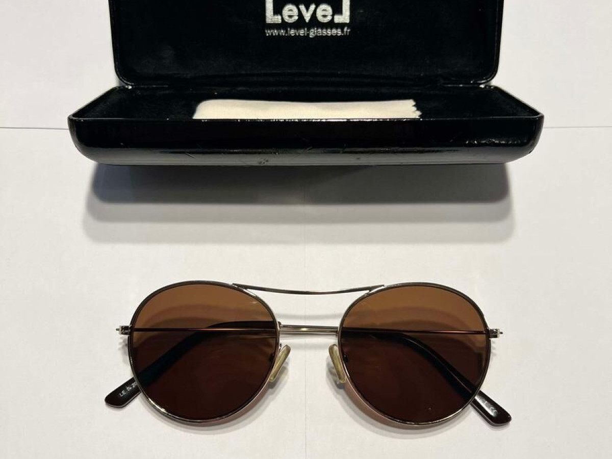 LEVEL - LE S 2001