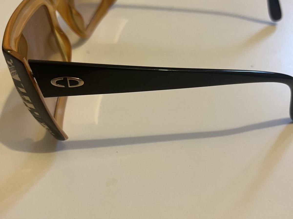 CHRISTIAN DIOR