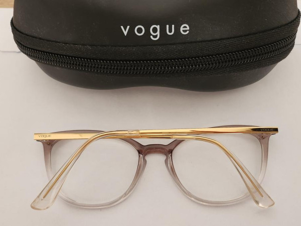VOGUE 52 76 / 51
