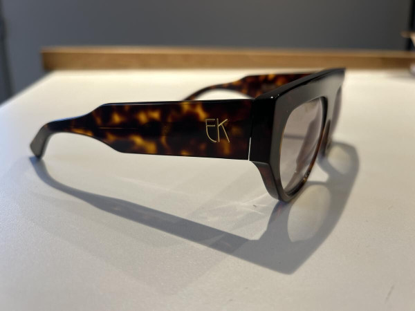 Emmanuelle Khanh 1998 écaille marron