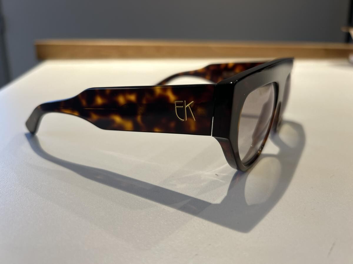 Emmanuelle Khanh 1998 écaille marron