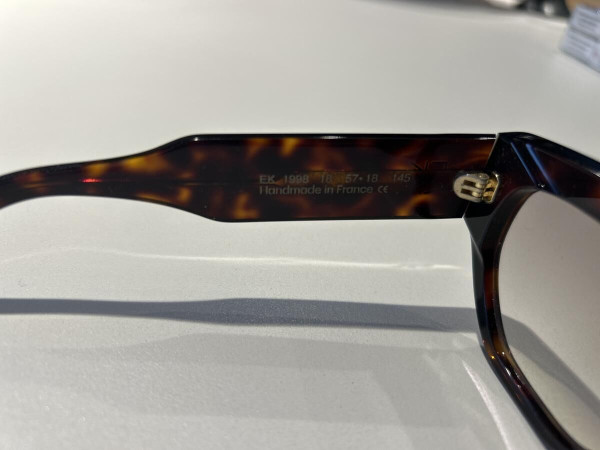 Emmanuelle Khanh 1998 écaille marron