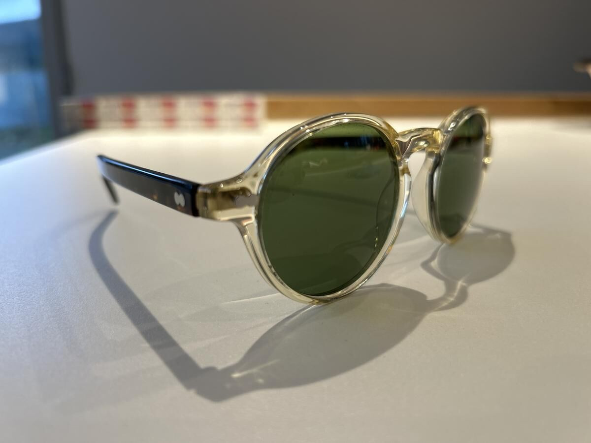 Moscot solaire click 4421 transparente branches écailles