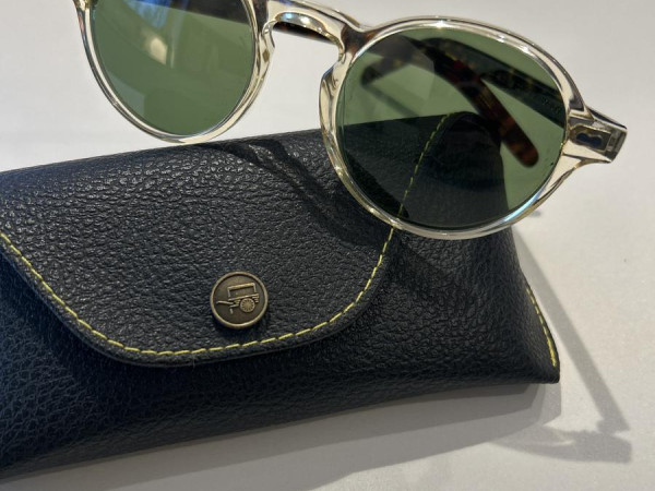 Moscot solaire click 4421 transparente branches écailles