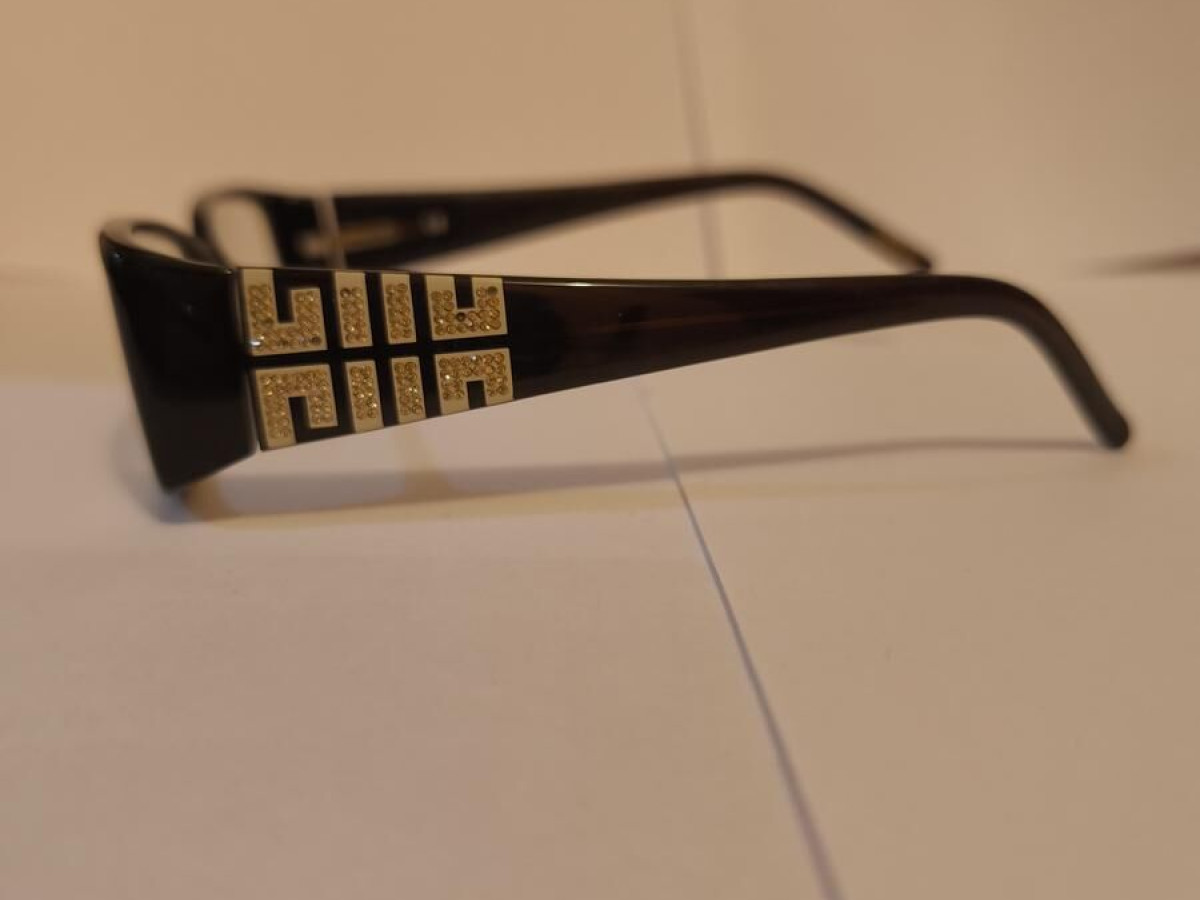GIVENCHY -VGV705S