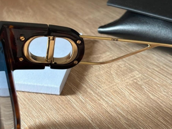 Dior- 30Montaigne 33U