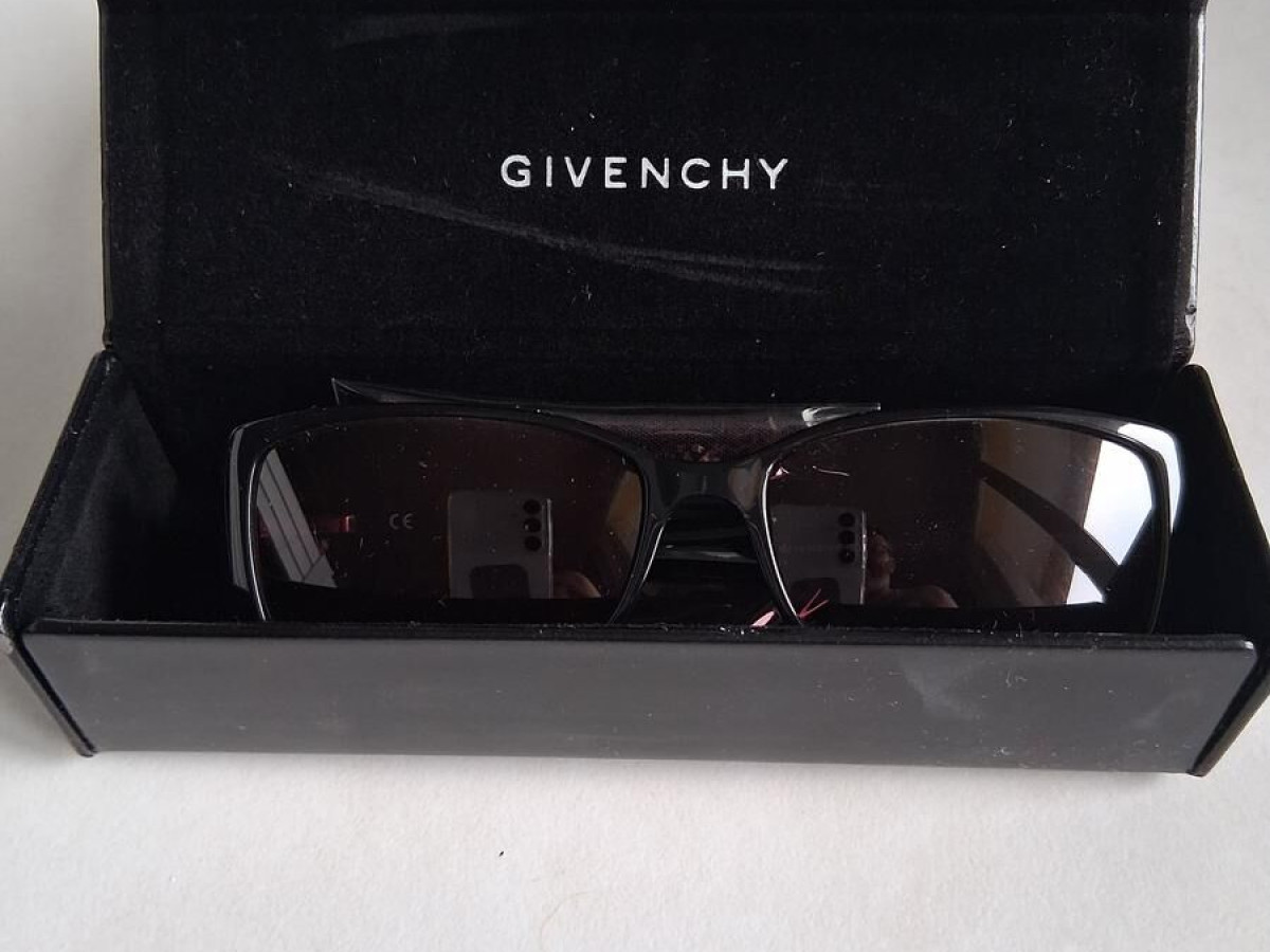 GIVENCHY - SGV705 53¤15