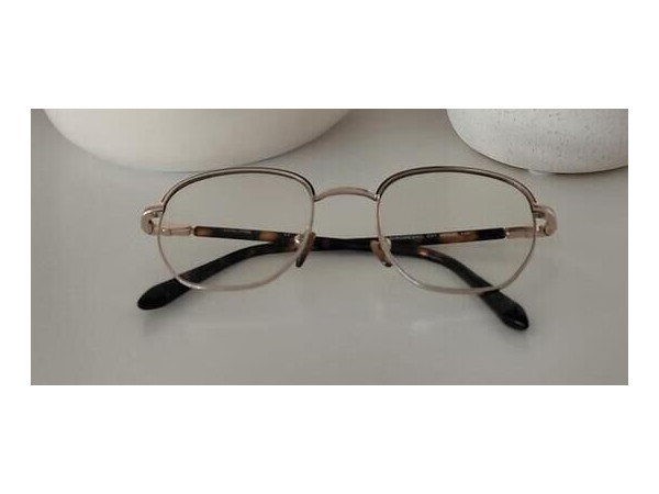 Laura Johns - C01 48□20 140