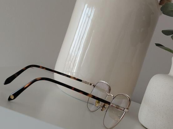 Laura Johns - C01 48□20 140