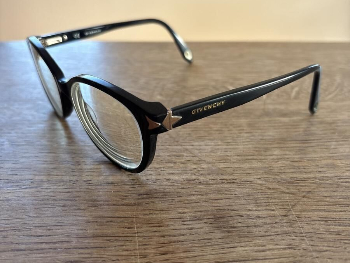 Givenchy - VGV951N