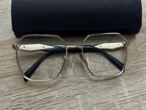 Cheap second-hand Prada glasses: avant-garde style at low