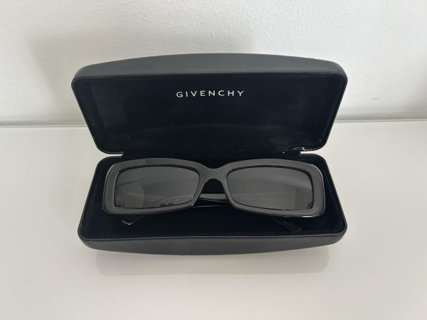 Givenchy SGV512
