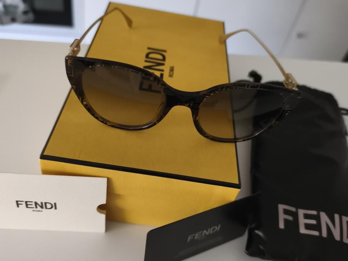 Fendi - FE40011u