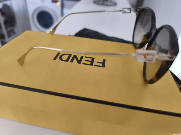 Fendi - FE40011u