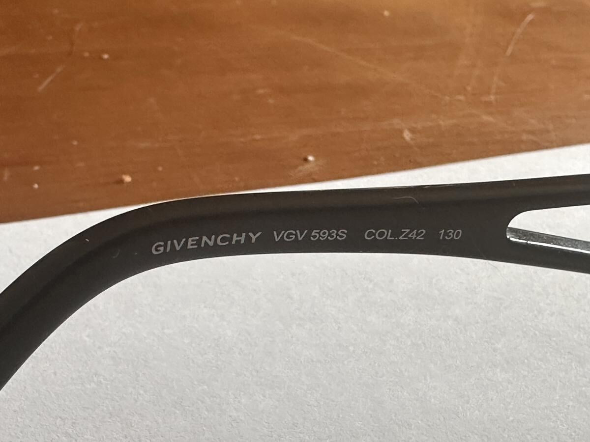 Givenchy vgv 593s