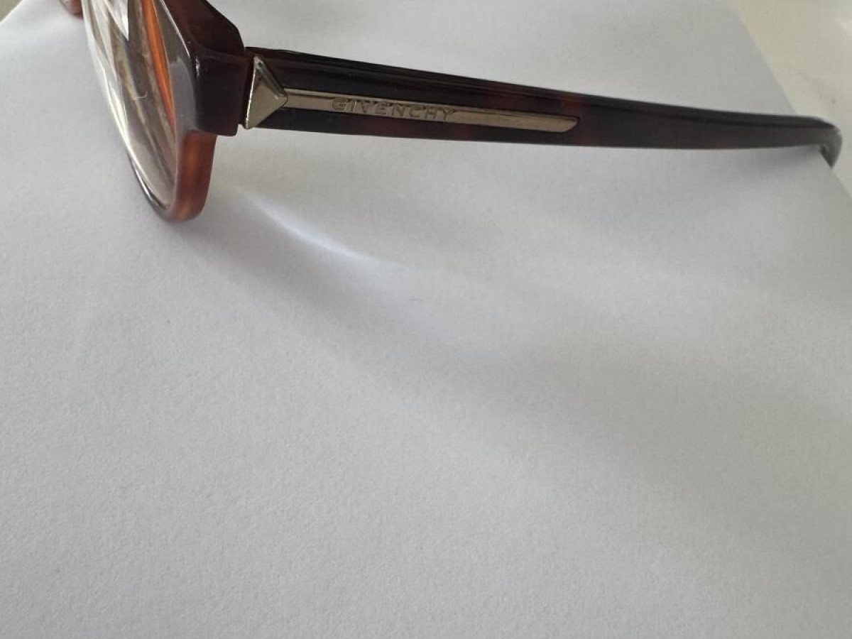 Givenchy SGV 810 TAILLE 48