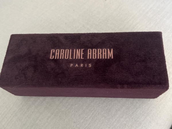 Caroline abram - 665517138 Valeria 572A9 55¤17