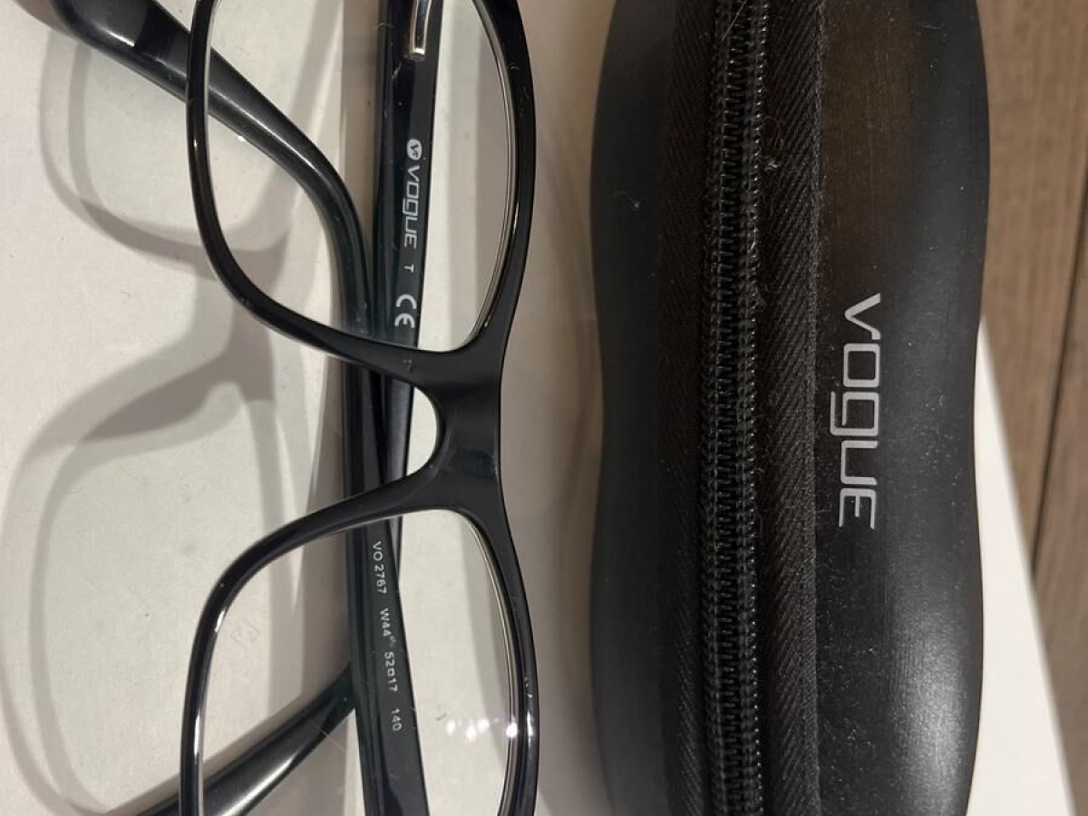 Vogue - Vo2767 W44 52/17 140