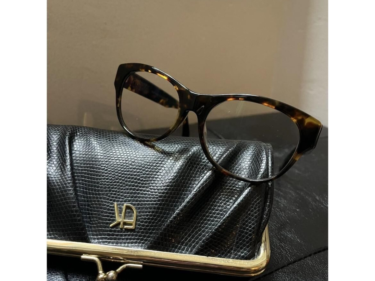 Emmanuelle Khanh - 1400006 53/19