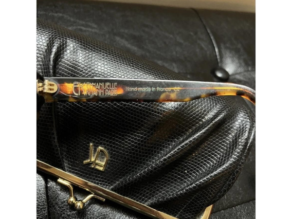 Emmanuelle Khanh - 1400006 53/19