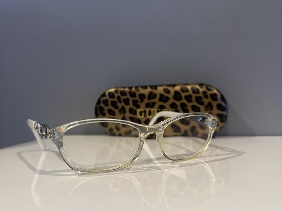 Guess  - GU2287 WHT 52&curren;17 135