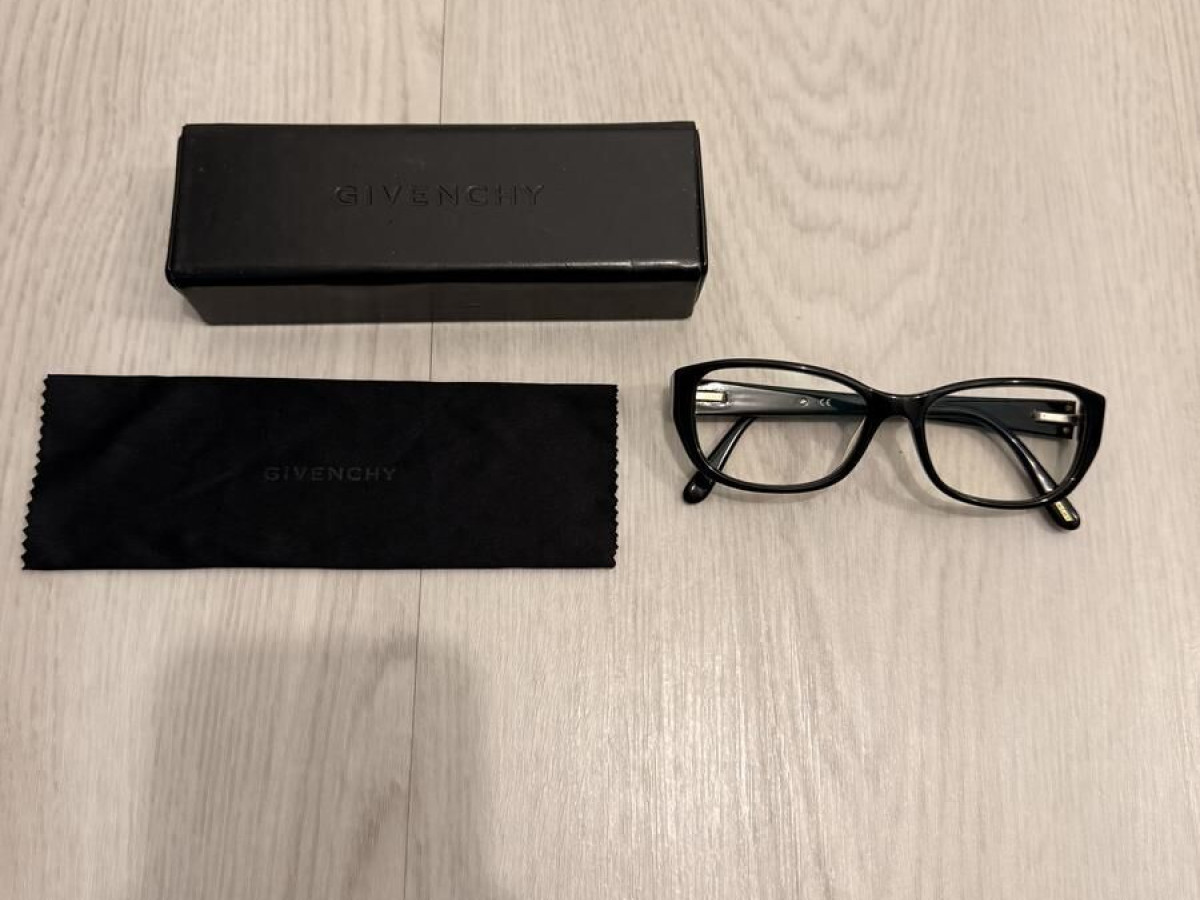 Givenchy - VGV833 COL 0700 135