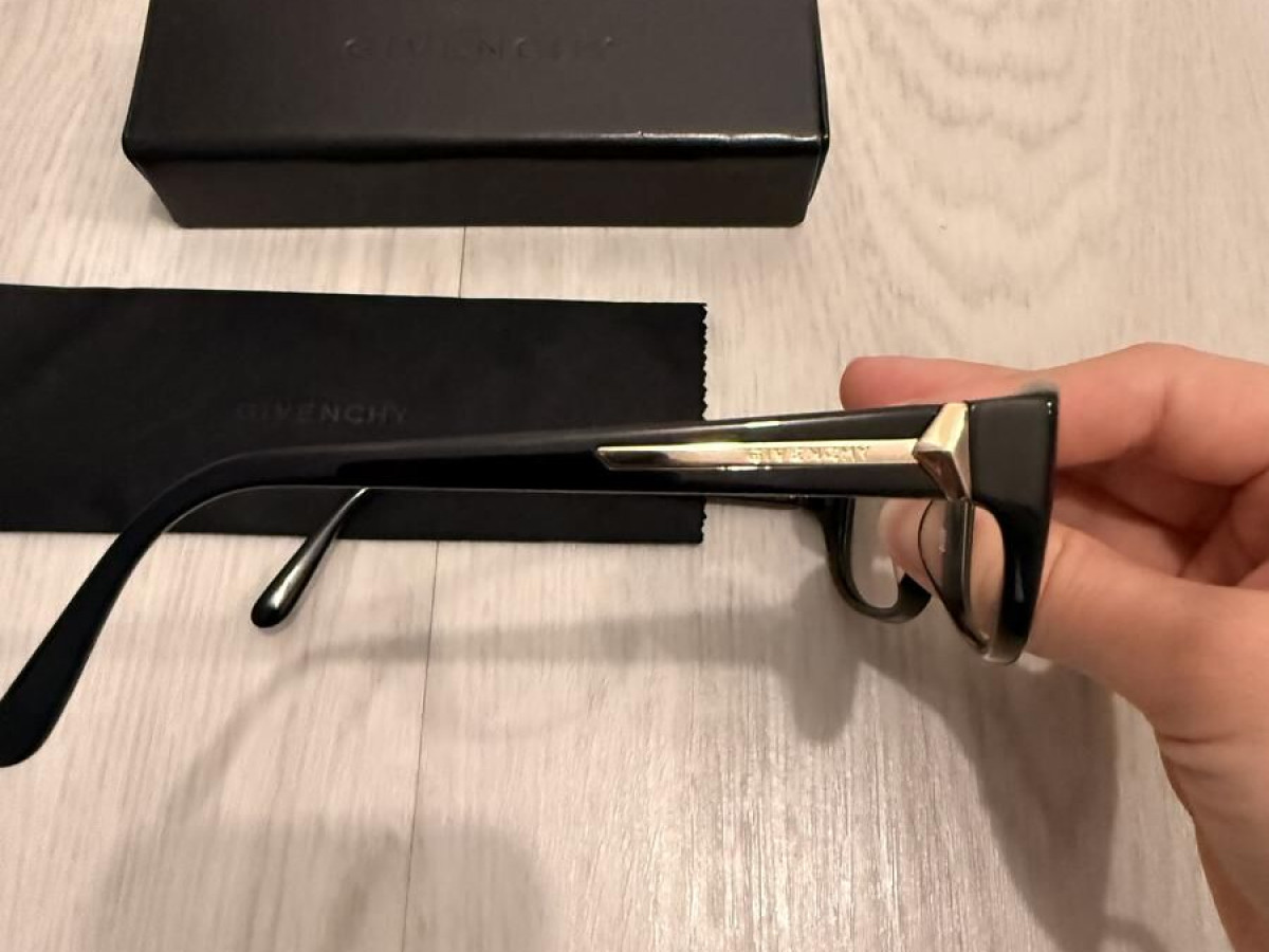 Givenchy - VGV833 COL 0700 135