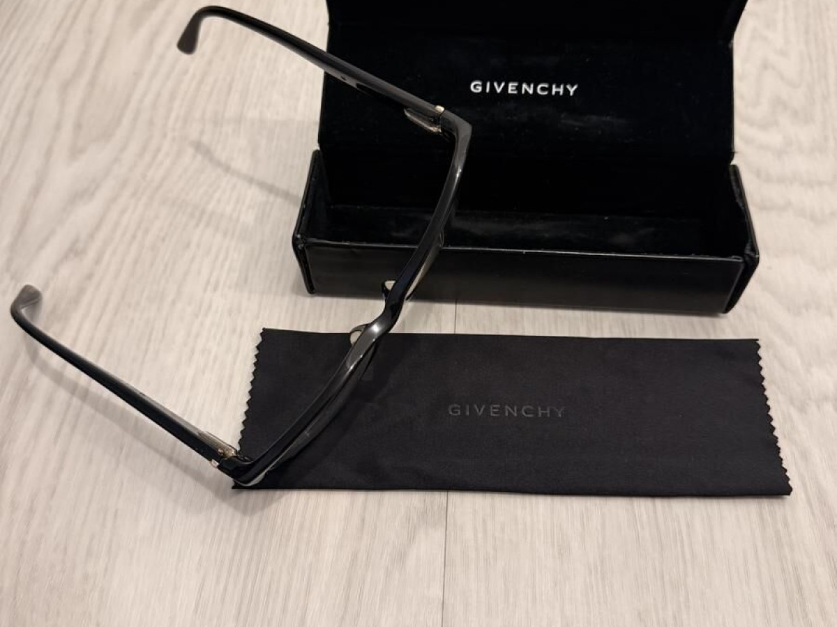 Givenchy - VGV833 COL 0700 135