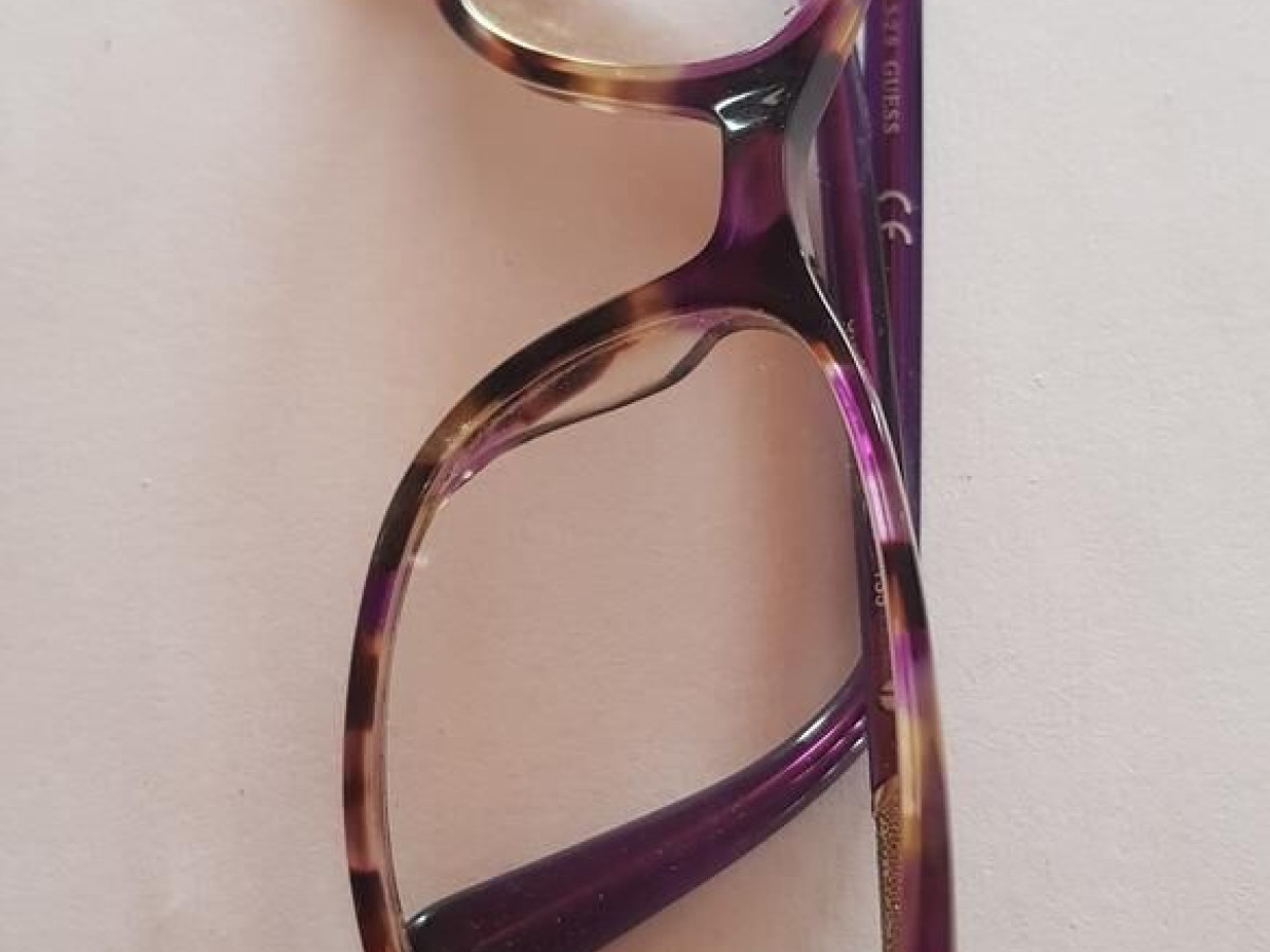 3 2 9 Guess  - 083 52&curren;17 135 3.6 cm