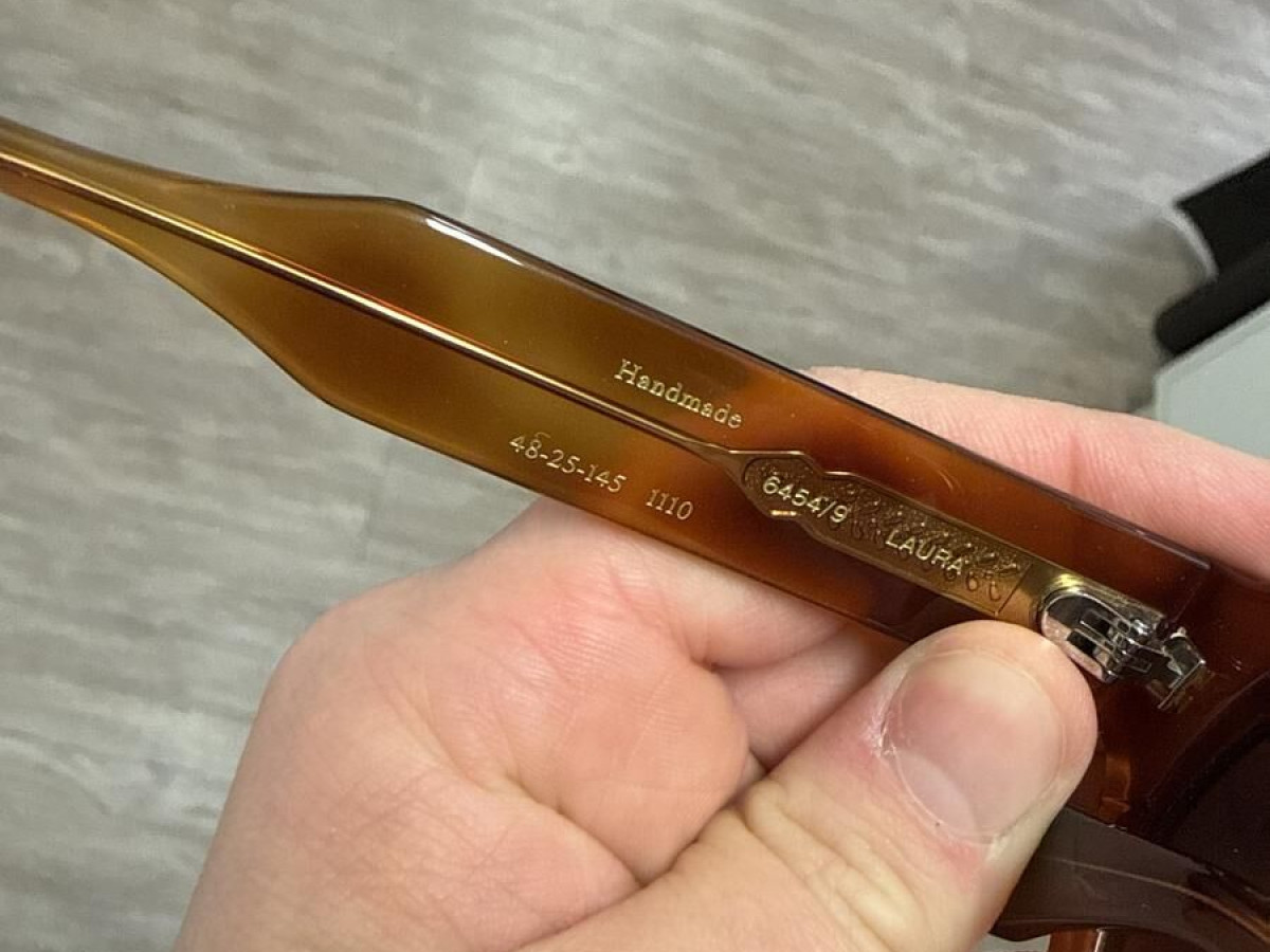 Gigi studios  - Laura  48&curren;25