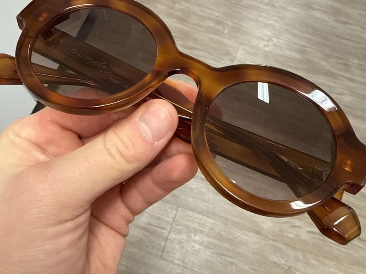 Gigi studios  - Laura  48&curren;25