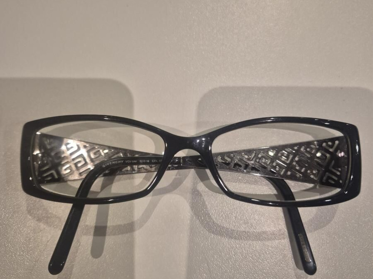 Givenchy - VGV644 52&curren;16