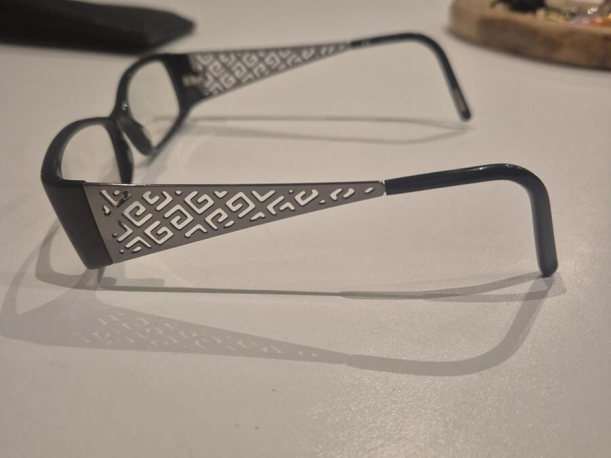 Givenchy - VGV644 52&curren;16