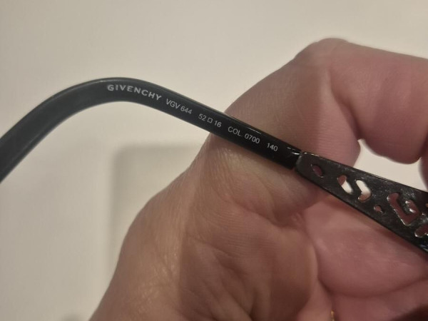 Givenchy - VGV644 52&curren;16