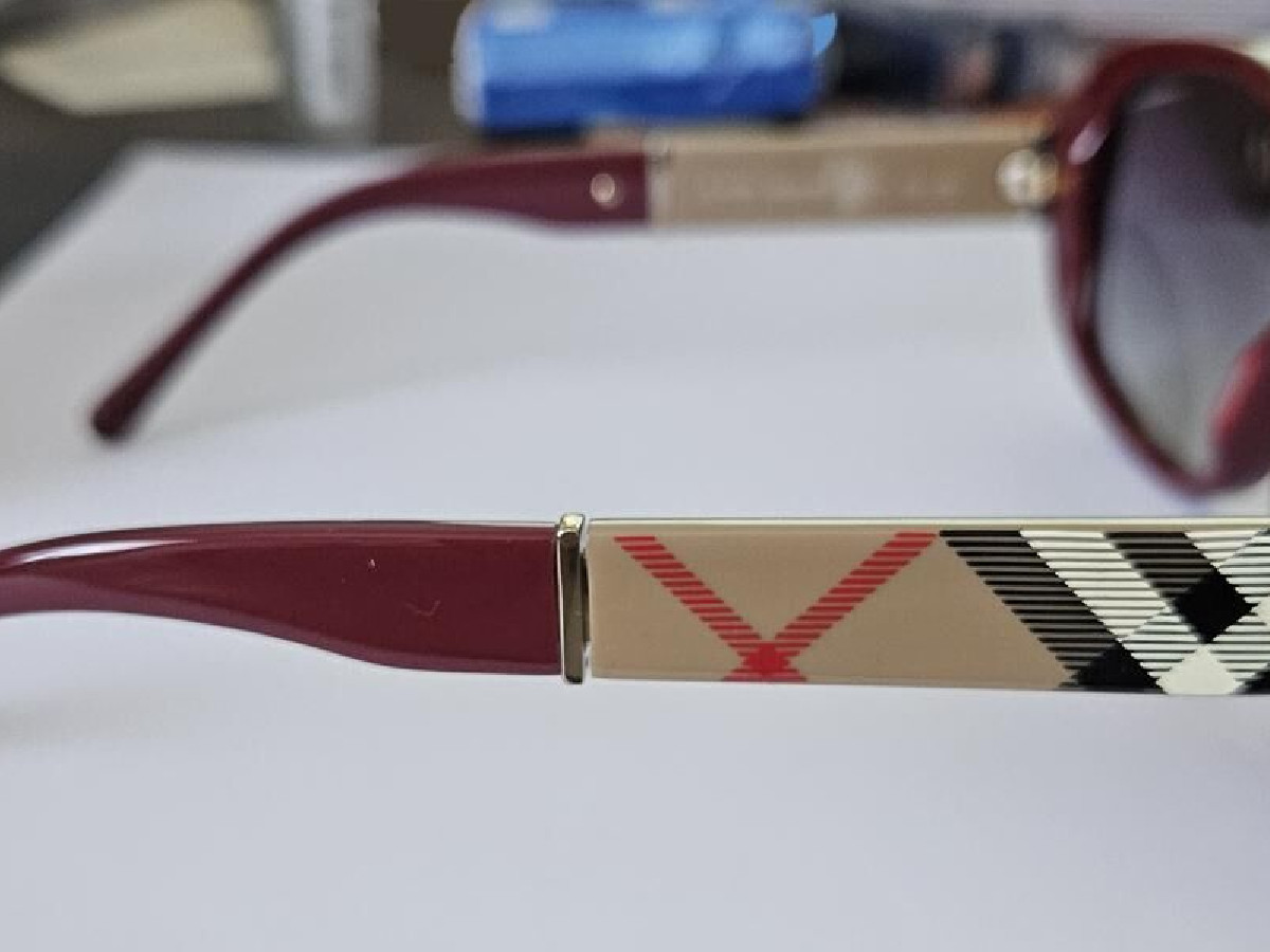 BURBERRY - B41593403/BG 57&curren;17 135 3N