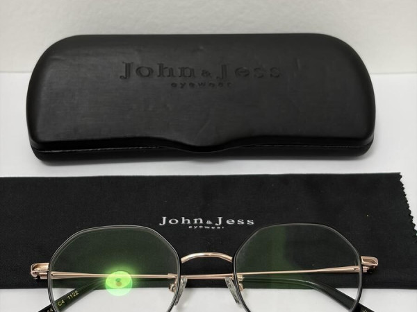 John & Jess  - JA25 48&curren;20 145 C4 1122