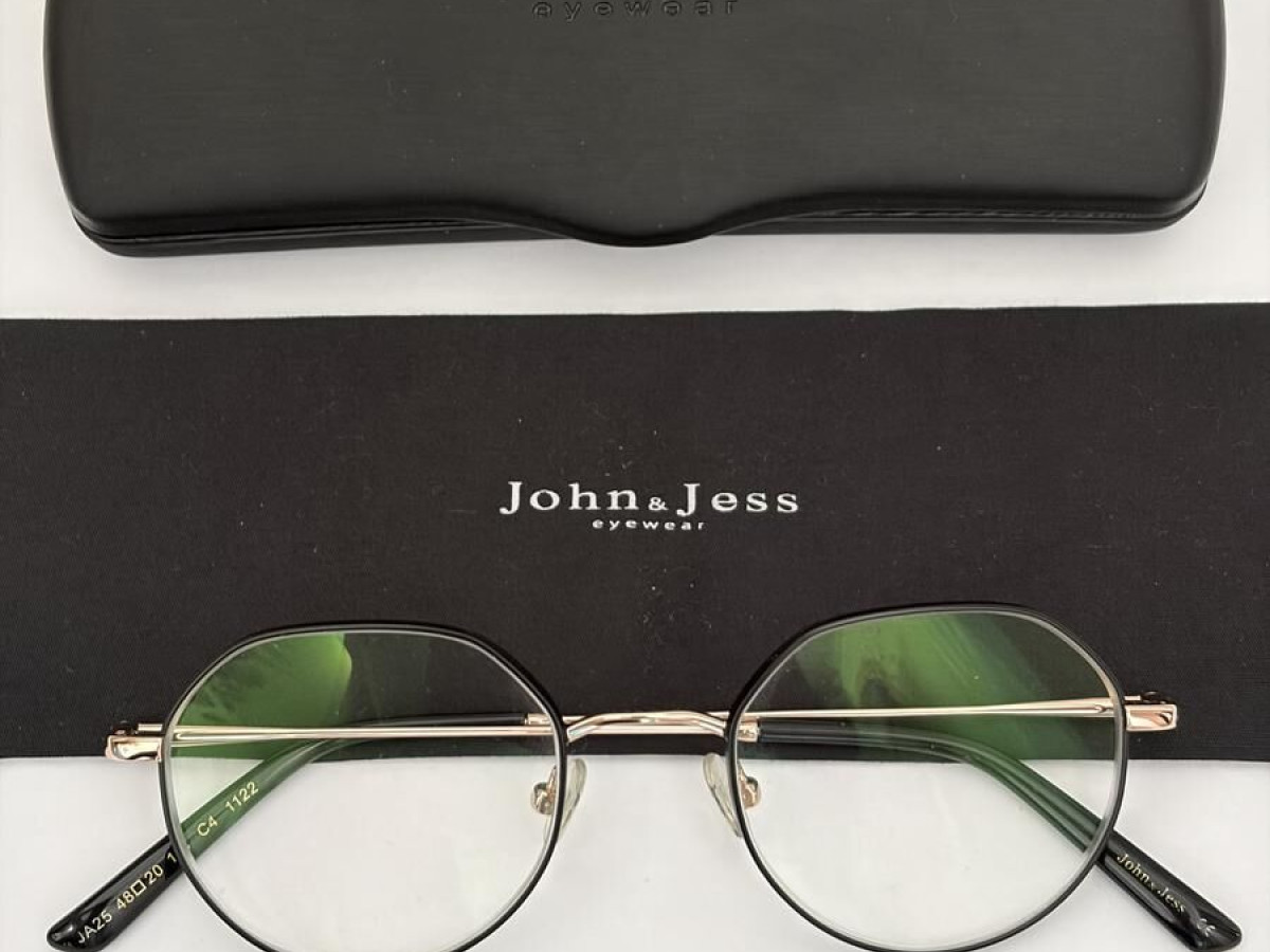 John & Jess  - JA25 48&curren;20 145 C4 1122