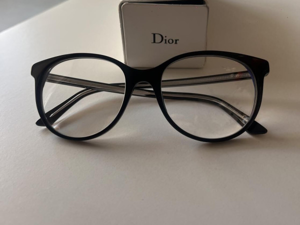 Dior  - Montaigne N*16