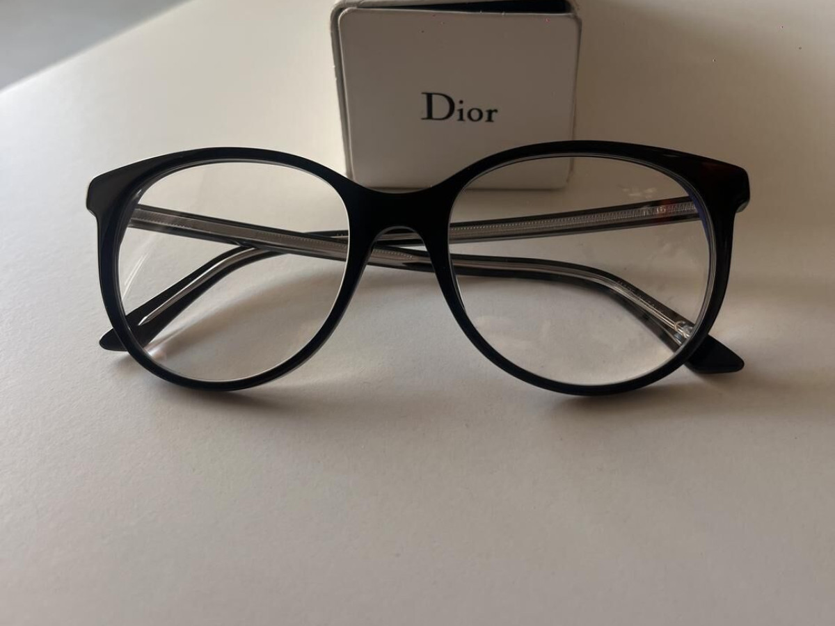 Dior  - Montaigne N*16