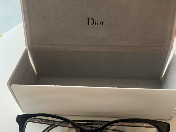 Dior  - Montaigne N*16