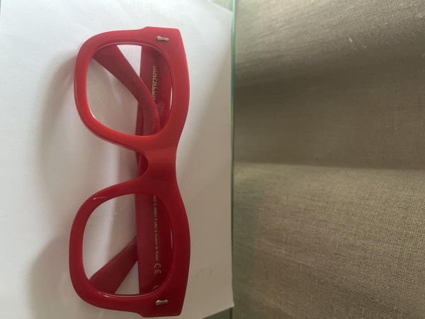 Mafalda lunettes rouges...