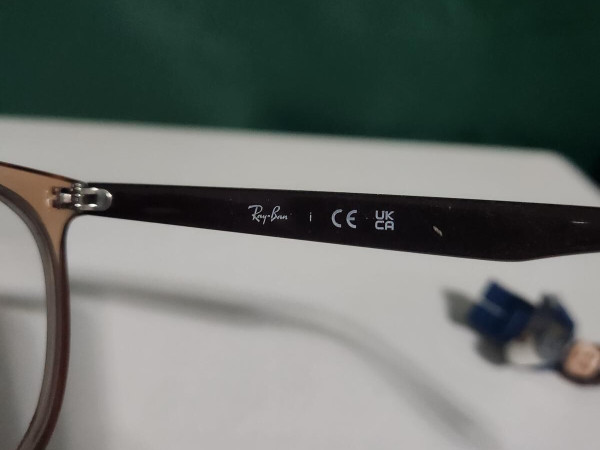 Ray-Ban translucides &ndash; excellent &eacute;tat &ndash; &eacute;tui d&rsquo;origine - RB4378V